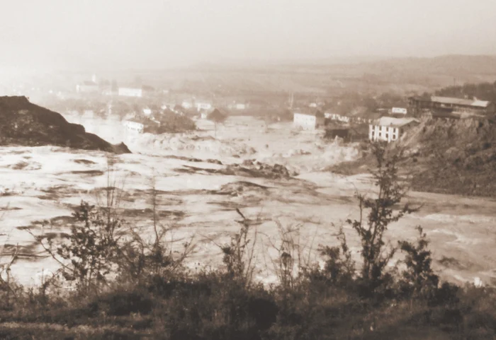 În fotografiile epocii, se poate vedea dezastrul lăsat de valul enorm de steril toxic ce a acoperit aproape toată localitatea Certej, luând 89 de viețiFoto: Arhivele Naționale - Filiala Hunedoara