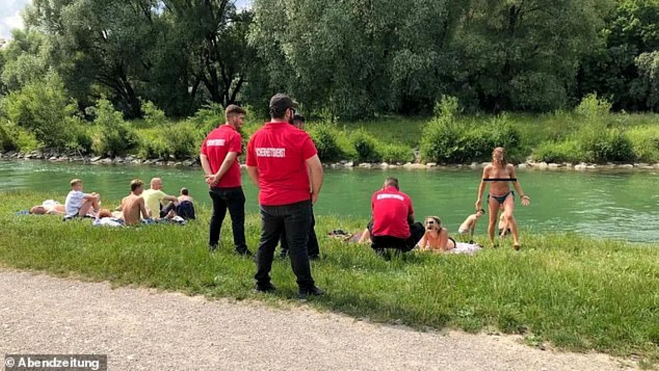 Münchenezele înfruntă canicula cu pieptul gol