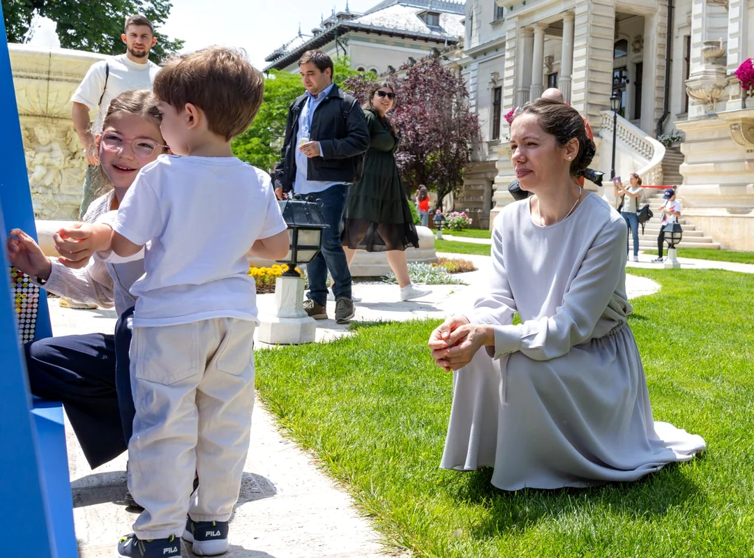 1 Iunie la Cotroceni Mirabela Grădinaru și cei doi copii ai cuplului prezidențial FOTO Administrația Prezidențială jpeg