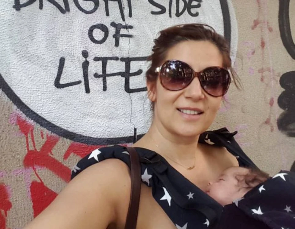 Amalia și-a scos fetița la plimbare prin București