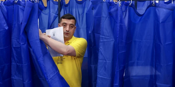 George Simion, președintele AUR, votează la alegerile locale. FOTO Inquam Photos / George Călin