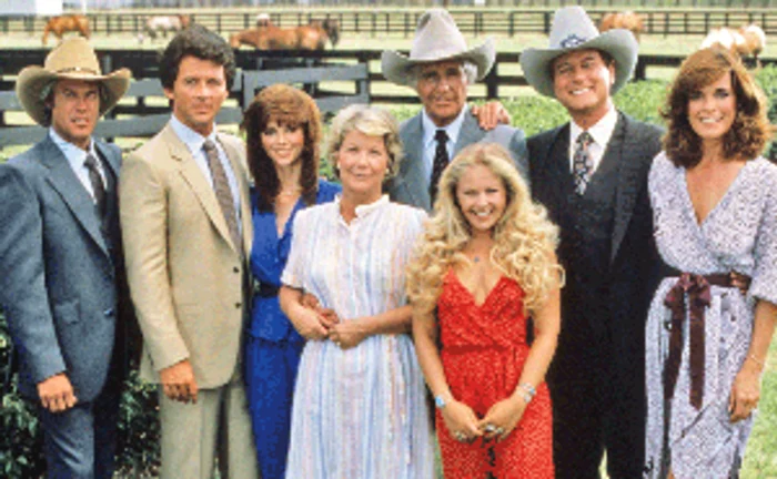 Familia Ewing: Ray, Bobby, Pamela, Miss Ellie, Jock, Lucy, J.R. şi Sue Ellen, la lansarea serialului