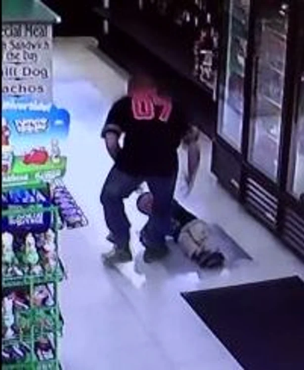 
    Bărbatul îşi loveşte cu putere fiul în vârstă de 3 aniFoto: captură Youtube  