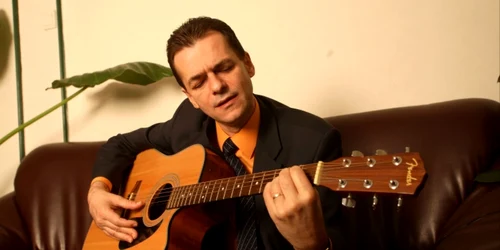 Ludovic Orban cântă la chitară