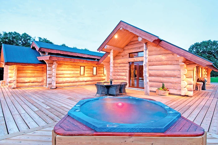 Cine cumpără reședința are și o casă micuță, retrasă, situață pe o insuliță