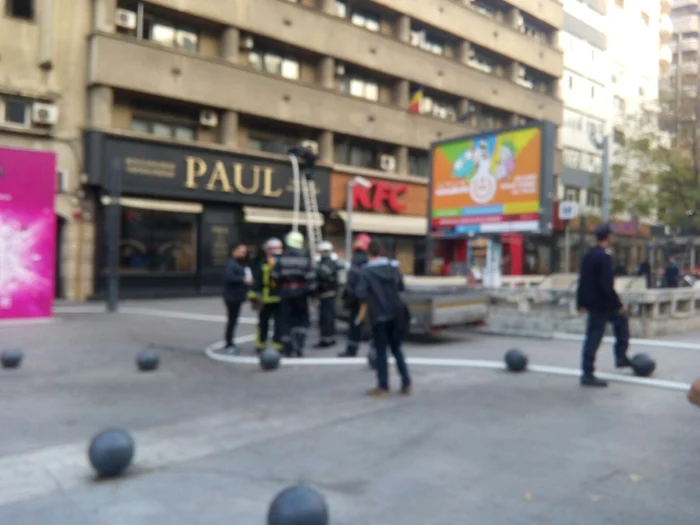 Șapte echipaje de pompieri și două de SMURD se află la fața locului (foto: ISU București)