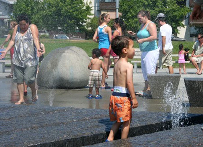 
    În următoarele două zile vremea se va menține călduroasă, în special în jumătatea sudică a țăriifoto: Click!  