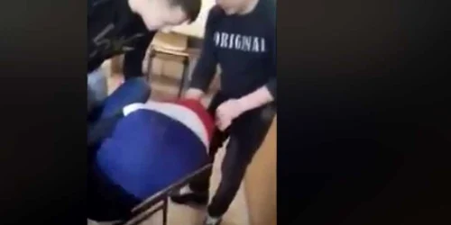 Elev agresat la un liceu din Giurgiu FOTO Captura video