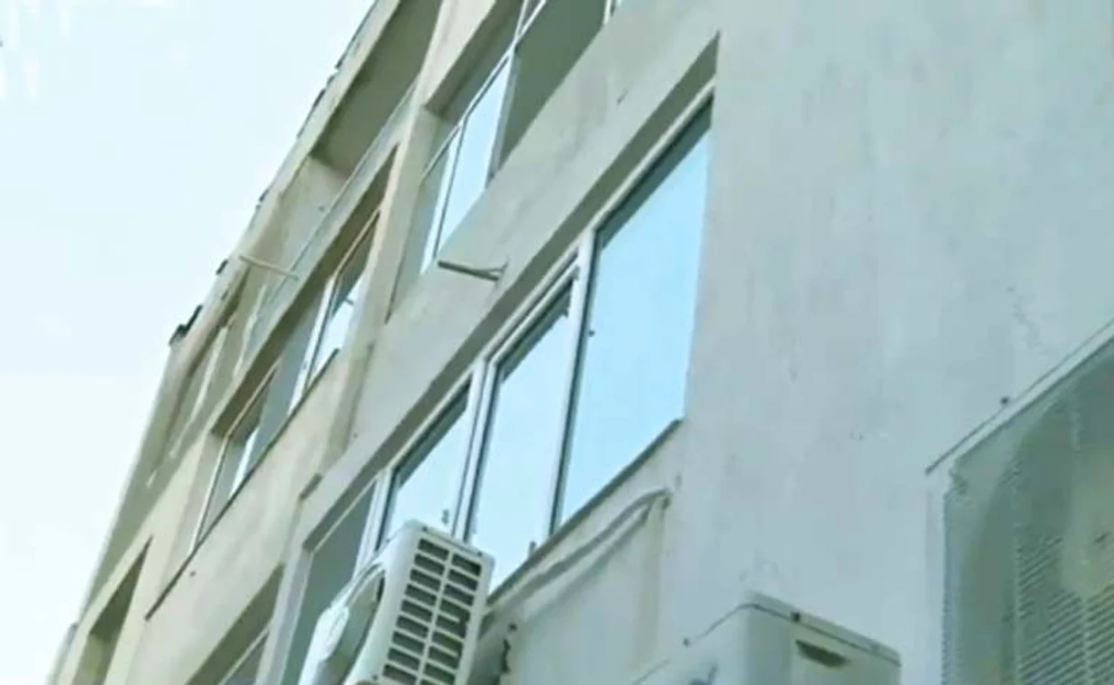 Hoţul s-a căţărat pe un aparat de aer condiţionat pentru a intra în apartamentul lui Rică de la etajul 1