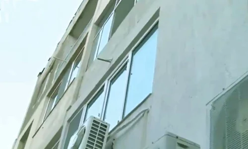 Hoţul s a căţărat pe un aparat de aer condiţionat pentru a intra în apartamentul lui Rică de la etajul 1 jpeg