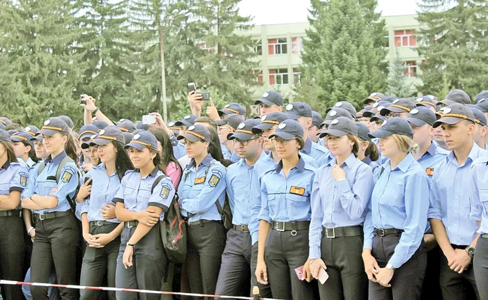 
    Ceremonia de absolvire de anul  trecut de la Școala de  Poliție Câmpina   
