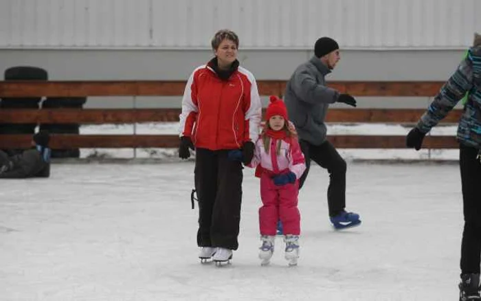 Adela Vidican o însoţeşte zilnic pe fiica ei la patinoarul de lângă himpermarketul Cora.
