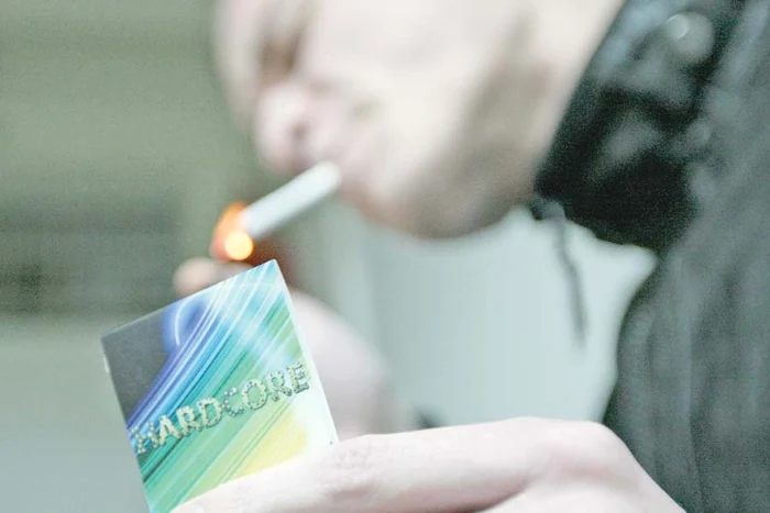 
    Substanţele halucinogene  sunt interzise de lege,  dar ele se găsesc şi în  magazine, şi la colţul străzii  