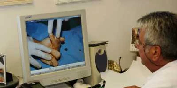 Profesorul Teodor Stamate prezintă unul dintre cazurile grave tratate la clinica pe care o conduce
