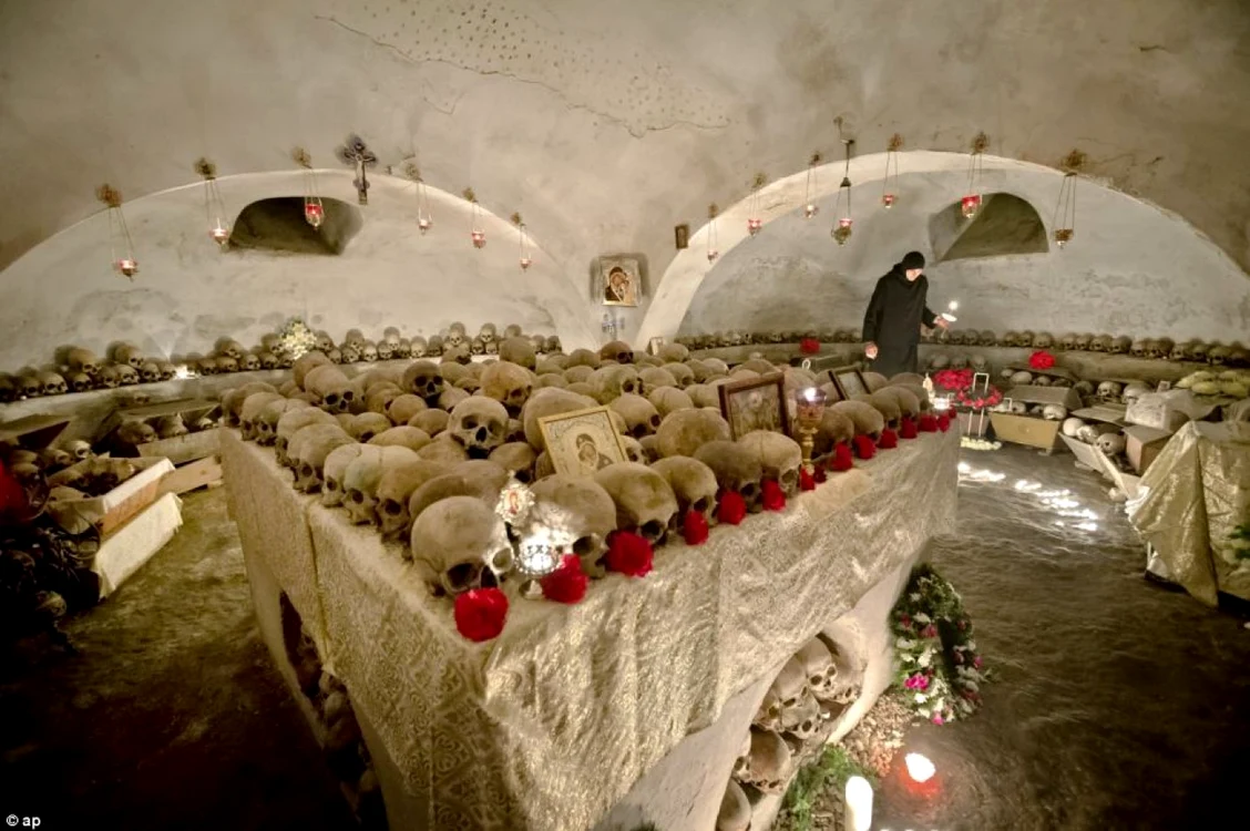 Osuarul se află în subsolul mănăstirii FOTO Daily Mail/AP