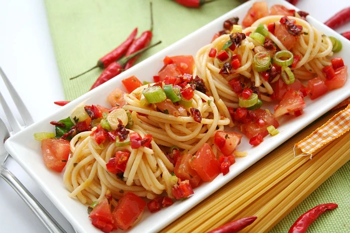 spaghete picante cu rosii jpeg