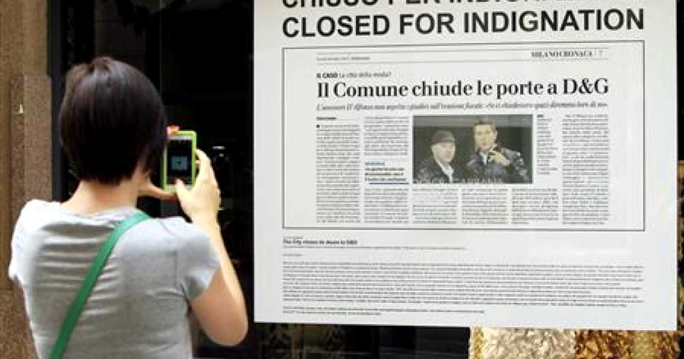 Una dintre vitrinele magazinelor din Milano ale brandului italian FOTO www.4-traders.com
