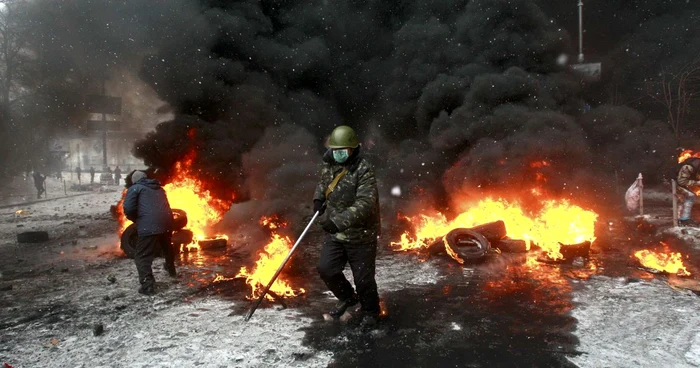 Protestatarii au aruncat cu cocteiluri Molotov şi au incendiat cauciucuri FOTO Reuters