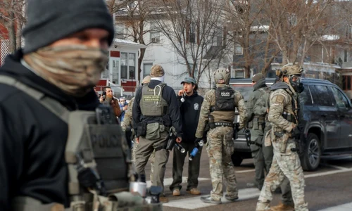 Agenți ai serviciului de imigrație jpg