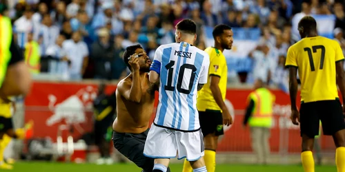 Lionel Messi asaltat de un fan care a intrat pe teren la meciul amical Argentina - Jamaica. FOTO Profimedia