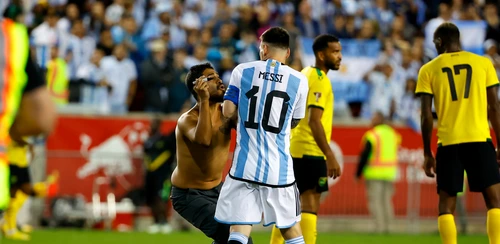 Messi, asaltat cu rugăminți de un fan intrat pe teren. Foto Profimedia