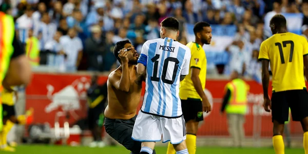 Lionel Messi asaltat de un fan care a intrat pe teren la meciul amical Argentina - Jamaica. FOTO Profimedia