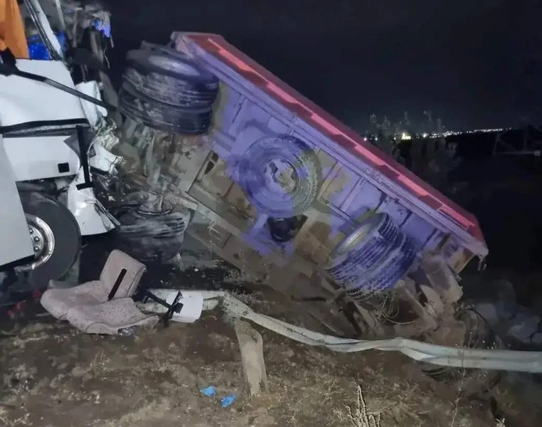 Tragedie în timpul unei excursii: un autobuz plin cu elevi s-a prăbușit într-o râpă de la 30 de metri. Peste 20 de morți și zeci de răniți