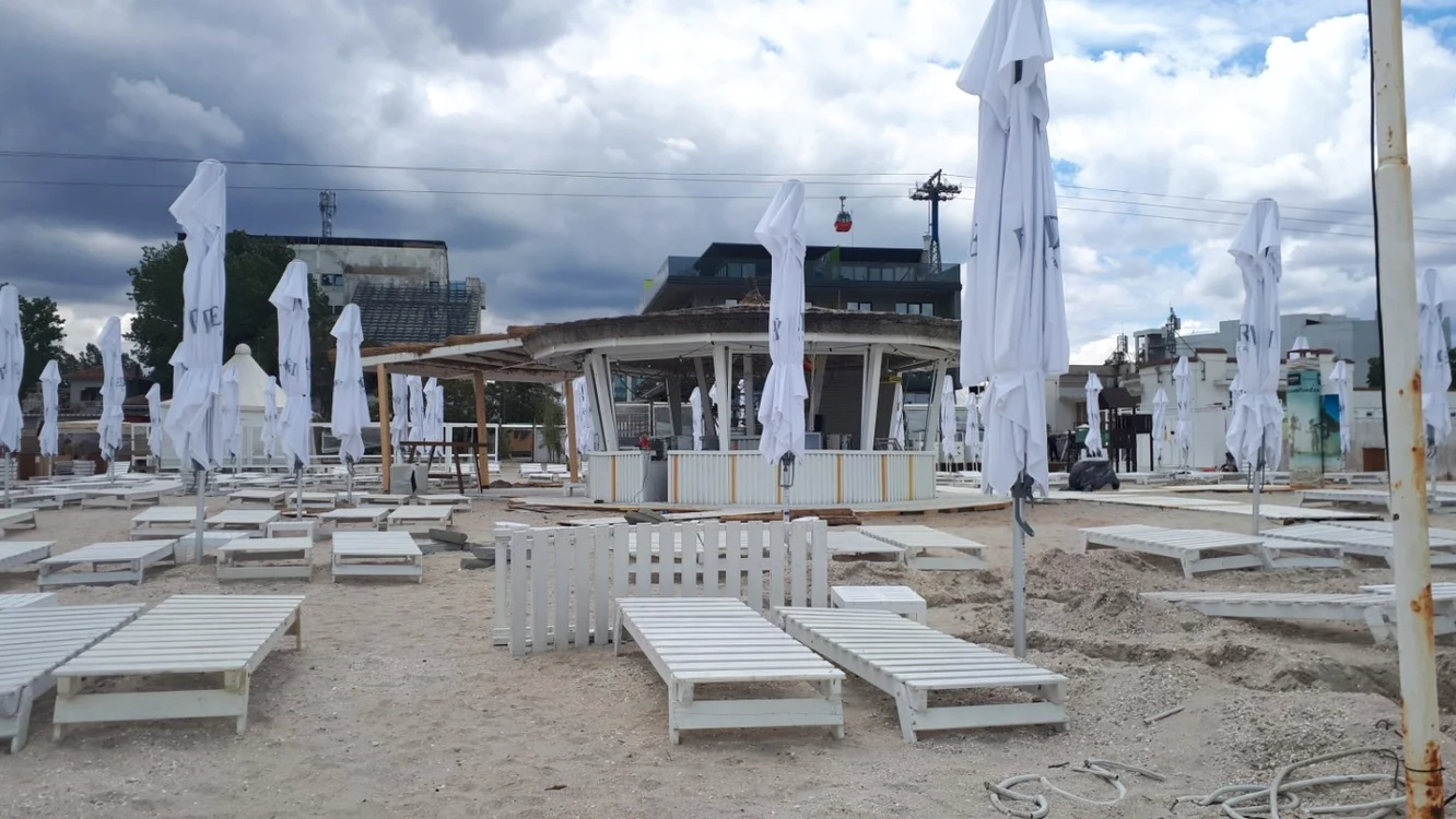 Proprietarii de plaje din statiunea Mamaia s-au pregătit deja pentru deschiderea sezonul estival 2020 FOTO Mariana Iancu