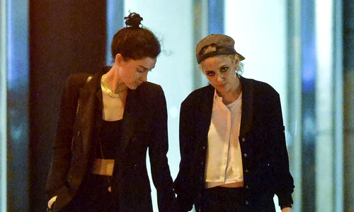 Exclusive Kristen Stewart And St Vincent Enjoy Romantic Night Out In New York ***NO USE W/O PRIOR AGREEMENT CALL FOR PRICING*** jpeg