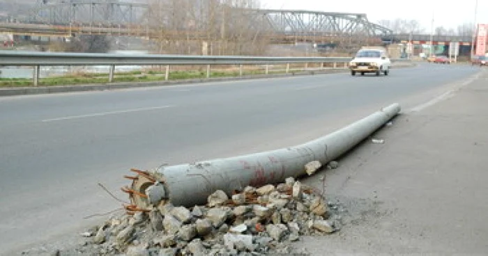Oradea: Stâlpi de electricitate rupți de zăpadă și arbori