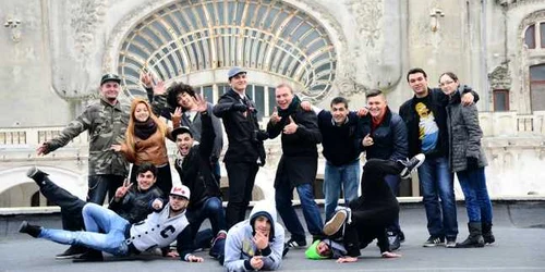 Tineri happy din Constanţa la Cazino Sursă foto Facebook Squad Tattoo