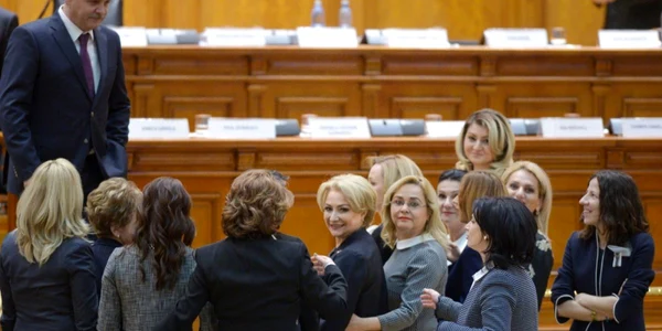 Premierul desemnat Viorica Dancila (C) şi preşedintele camerei Deputaţilor Liviu Dragnea se fotografiaza în mijlocul mai multor membre ale Partidului Social Democrat (PSD) la finalul sesiunii extraordinare dedicata votului de investitură a guvernului