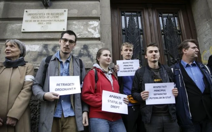 Studenţii şi profesorii au protestat în faţa Facultăţii de Litere. FOTO Inquam/George Călin