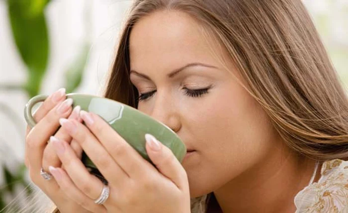 O cană fierbinte cu ceai