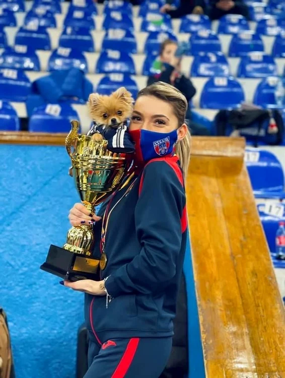 
    Bernaette Szocs a fost însoțită de cățel  