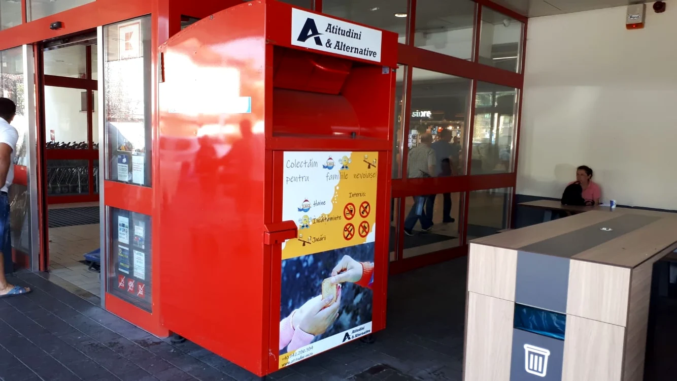 
    Asociația Atitudini & Alternative a instalat opt containere pentru donații de haine în București și alte două în Târgoviște și Corbii Mari, județul DâmbovițaFoto: Asociația Atitudini & Alternative  