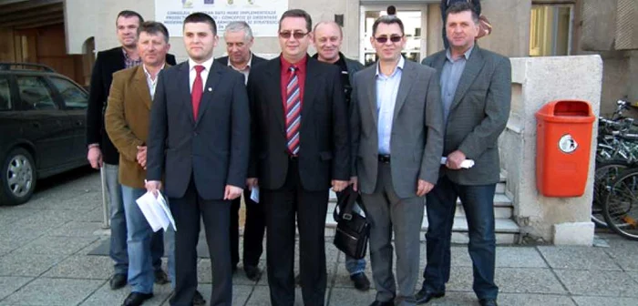 Prefectul Eugeniu Avram spune că va
analiza situaţia şi va informa petiţionarii cu privire la concluziile la care
s-a ajuns