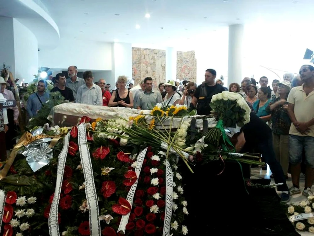 
    Fanii îi pot aduce un omagiu lui Radu Beligan la Teatrul Național din București, unde trupul lui este depus până la orele prânzuluifoto: Andreea Dancu  