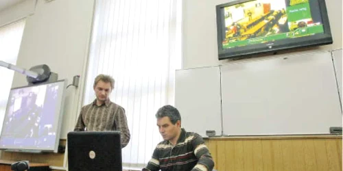 Una dintre sălile Facultăţii Virtuale, dotată cu echipament performant  