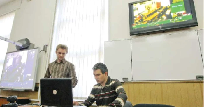 Una dintre sălile Facultăţii Virtuale, dotată cu echipament performant