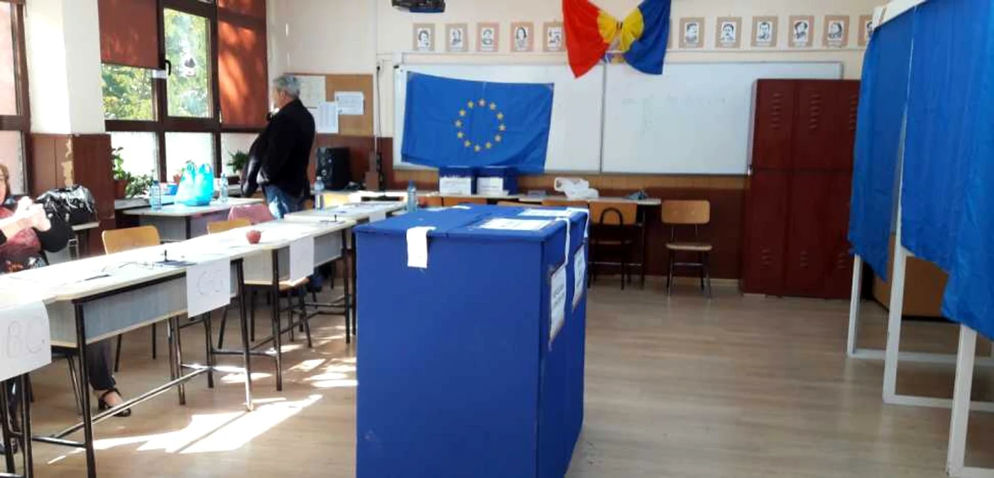 Membrii birourilor electorale s-au plictisit aşteptând alegătorii FOTO: Alina Mitran