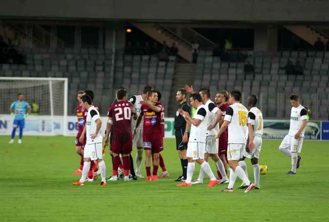 
    Partida dintre Universitatea şi CFR Cluj a fost întreruptă de arbitrul Tudor în minutul 27.  