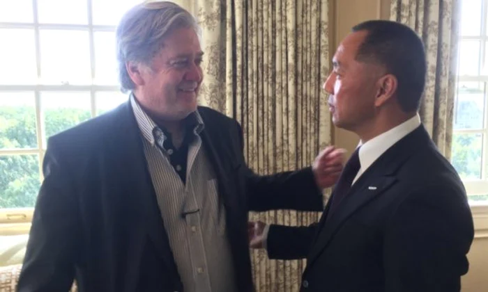 Steve Bannon (stânga) şi Guo Wengui surprinşi discutând amical FOTO atimes.com