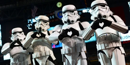 Star Wars Stormtroopers îşi ţin mâinile în formă de inimă pentru o fotografie înainte de jocul MLB între San Francisco Giants şi Arizona Diamondbacks la Chase Field Phoenix Arizona FOTO Guliver / GettyImages