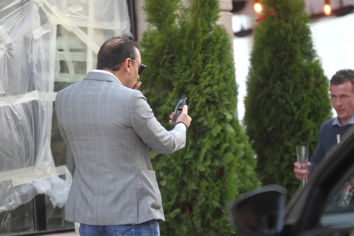 Îi trimite femeii pupici şi multe zâmbete