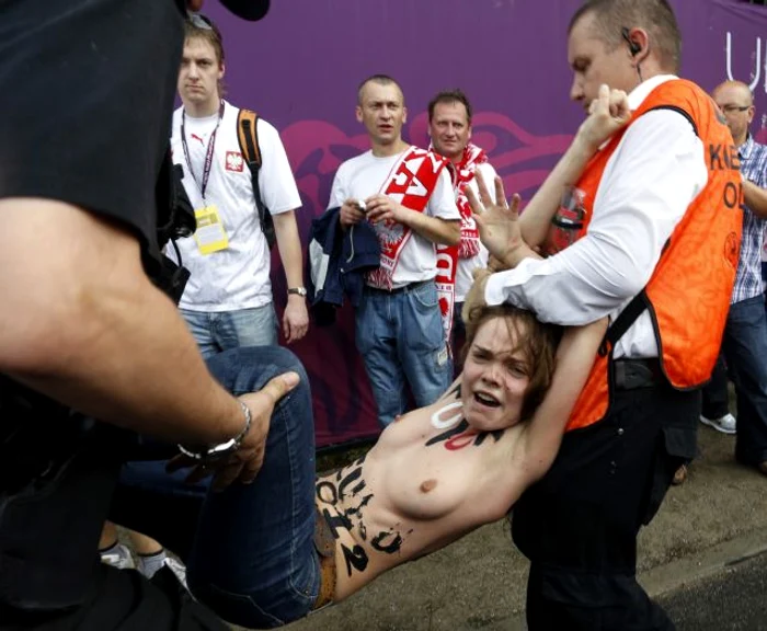 Protestatarele de la Femen au atacat cu extinctoare stadionul din Varşovia (Foto Reuters)