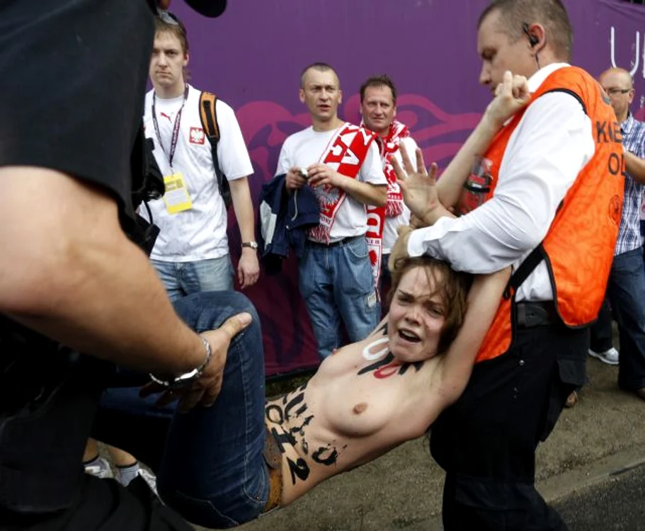 Protestatarele de la Femen au atacat cu extinctoare stadionul din Varşovia (Foto Reuters)