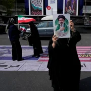 O femeie își exprimă susținerea față de Mojtaba Khamenei  Teheran FOTO profimedia jpg