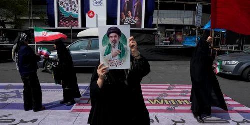 O femeie își exprimă susținerea față de Mojtaba Khamenei  Teheran FOTO profimedia jpg