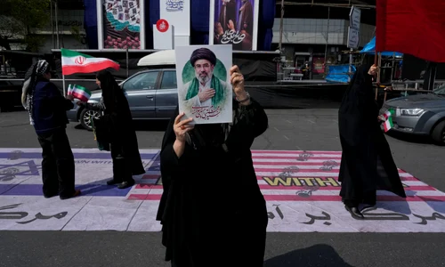 O femeie își exprimă susținerea față de Mojtaba Khamenei  Teheran FOTO profimedia jpg